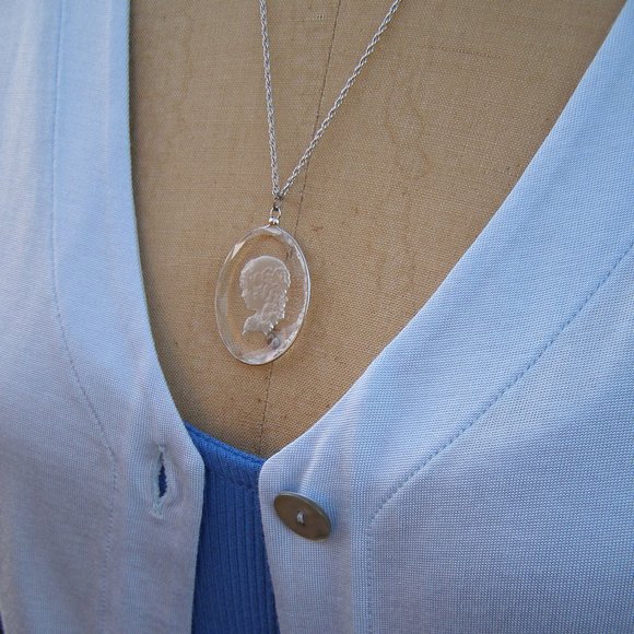 New Glass Cameo necklace Victorian style Hallmark - Picture 9 of 9